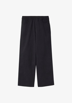 Czarne spodnie o szerokich nogawkach z elastycznym pasem i przednimi kieszeniami, wykonane z gładkiej tkaniny.