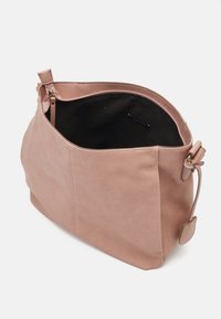 Borsa a mano in pelle rosa con texture liscia, interno spazioso, chiusura con cerniera e tracolla laterale regolabile. L'interno presenta una fodera scura.