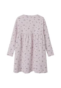 Abito a maniche lunghe in tessuto a coste rosa chiaro, con vita arricciata e piccoli motivi floreali blu e viola sparsi.