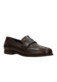 Braune Lederloafers mit glatter Textur, abgerundetem Zehenbereich und dekorativem Riemen. Verfügt über einen niedrigen Absatz und subtile Nähdetails.