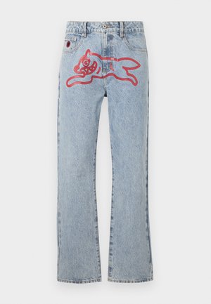 Helle blaue Denim-Jeans mit geradem Beinschnitt, einem großen roten, cartoonhaften Katzenmotiv auf der Rückseite und der klassischen Fünf-Taschen-Optik.