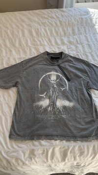 Hall halli lühikeste varrukatega T-särk, mille keskmes on tõstetud kätega figuuri graafika, mille ümber on ümmargune disain ning allpool trükitud tekst.