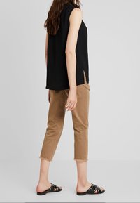 KIOMI Pusero - black