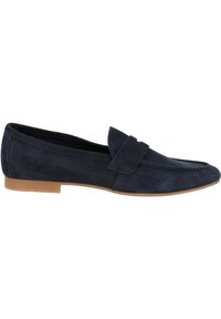 Mocasines de ante en color marino con suela plana, que presentan una banda en la parte frontal superior y una suela de goma en color marrón claro que contrasta. Diseño de puntera redondeada.