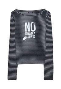 Dugi prugasti top s tamnosivim i svjetlosivim prugama te izrezom oblikom broda. Sadrži bijeli natpis "NO DRAMA ALLOWED" i grafiku zvijezde.