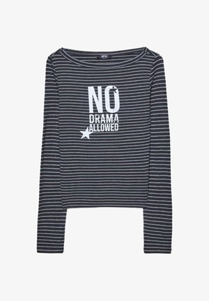 Gestreiftes Langarmshirt in Dunkelgrau und Hellgrau mit U-Boot-Ausschnitt. Mit weißem Text "NO DRAMA ALLOWED" und einem Sternmotiv versehen.