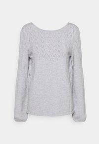 Szary sweter z długim rękawem oraz okrągłym dekoltem, z fakturowanym, zygzakowatym wzorem na yoku. Miękka tkanina, luźny krój i prosty design.