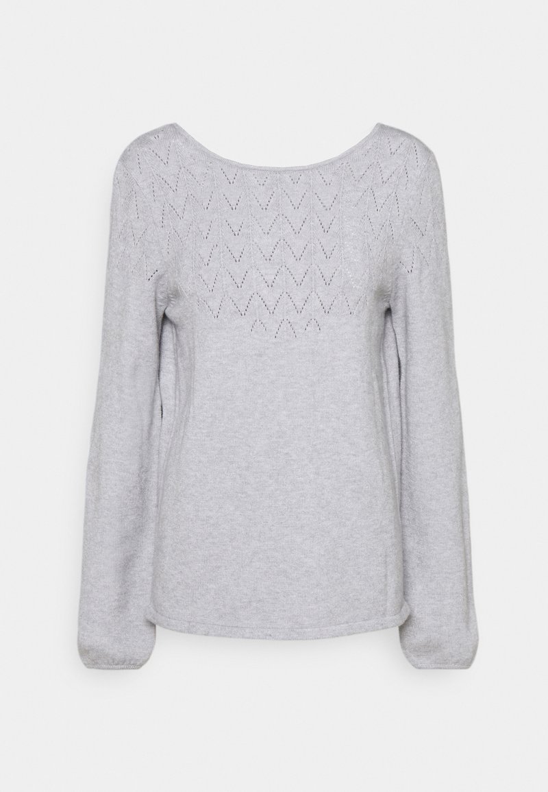 Szary sweter z długim rękawem oraz okrągłym dekoltem, z fakturowanym, zygzakowatym wzorem na yoku. Miękka tkanina, luźny krój i prosty design.