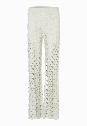 Lace široké kalhoty v off-white barvě s pleteným pasem. Tkanina má květinový vzor s vyřezávanými detaily po celé ploše.