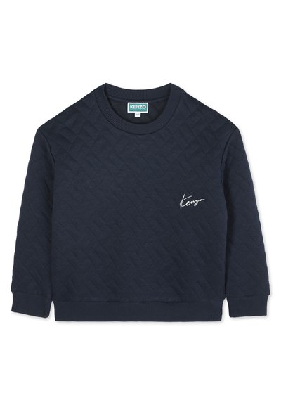 Navy gewatteerde sweatshirt met ribgebreide hals en manchetten, voorzien van een geborduurd logo op de linkerborst. Materiaal lijkt zacht en textuur te hebben.