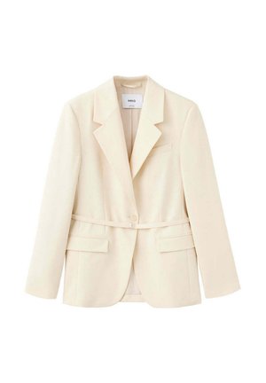 Blazer ajusté couleur crème avec revers crantés, fermeture à un bouton, ceinture fine et poches à rabat sur fond blanc.