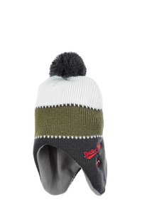 Gorro de punto con una parte superior blanca, rayas verdes y grises, y un pompón gris. Presenta orejeras y un logotipo bordado rojo en el lateral.