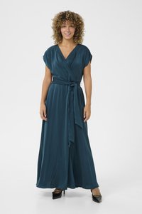 Teal satiinivaatteinen kääntömekko, jossa on lyhyet hihat, vyöllinen vyötärö ja laskeutuva hame. Kuvastaa syvää V-pääntietä ja sileää pintarakennetta.