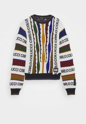 Gebreide trui met een verscheidenheid aan kleuren en patronen, waaronder strepen en textuurontwerpen, met een ronde hals en ribgebreide manchetten.