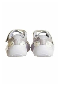 Sneaker grigie in rete con suole in gomma bianca, caratterizzate da un design testurizzato e chiusure a strap regolabili. Gli accenti includono perforazioni circolari.