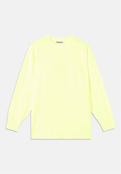 Langermet t-skjorte i lys neongul. Laget av glatt stoff, med rund hals og elastiske ermer. Merkenavnet trykt subtilt på fronten.