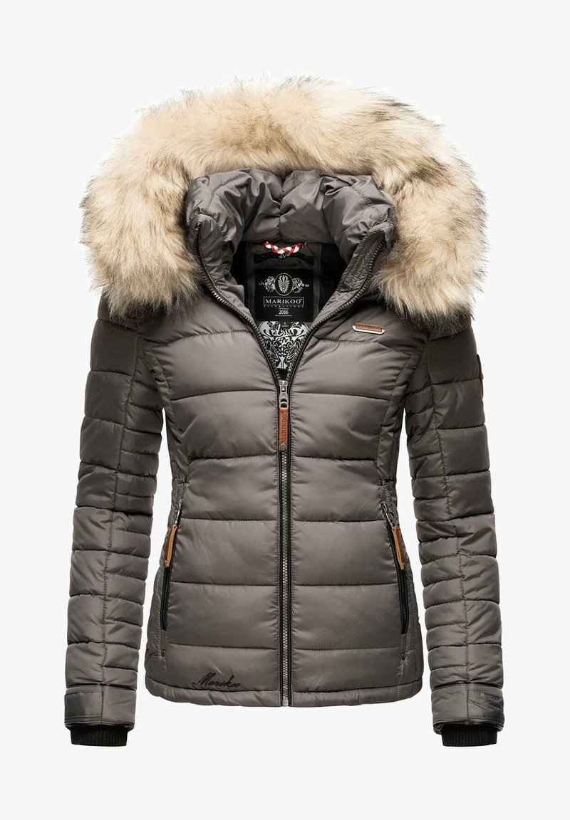 Veste d'hiver matelassée grise pour femmes avec capuche bordée de fourrure, fermeture éclair à l'avant, poches zippées, et détails de marque sur le devant et la tirette de la fermeture éclair.