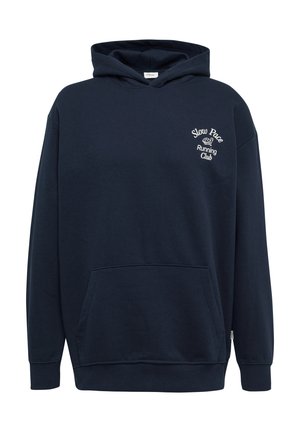 Granatowa bluza z kapturem, z kieszenią kangurką, z białym, haftowanym logo "Slow Pace Running Club" na lewej piersi, wykonana z miękkiego materiału.
