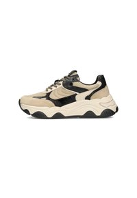 Sneaker beige e nere che presentano una combinazione di materiali in rete e camoscio, una suola massiccia e dettagli testurizzati. Lacciati con accessori metallici decorativi.