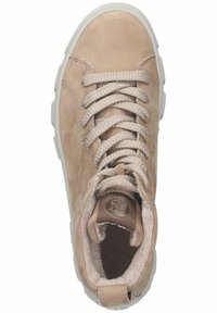 Sneaker in suede color marrone chiaro con spesse stringhe beige, collare imbottito e suola in gomma bianca, vista dall'alto.