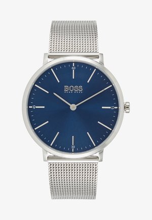 Orologio con cinturino in maglia argento, quadrante blu, lancette sottili argento di ore e minuti e logo "BOSS HUGO BOSS" a ore 12.