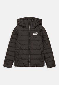 Crna puffer jakna s kapuljačom, s horizontalnim kvadratićastim uzorkom, prednjim patentnim zatvaračem i bijelim Puma logom na gornjoj lijevoj strani.