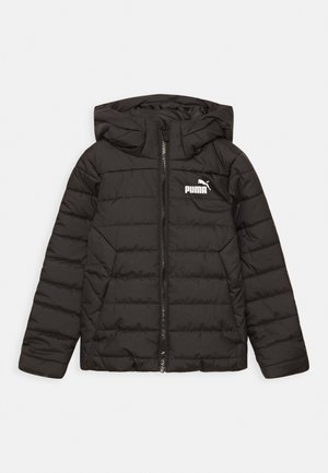 Chaqueta de plumas negra con capucha, con un diseño acolchado horizontal, cremallera frontal y un logotipo blanco de Puma en la parte superior izquierda.