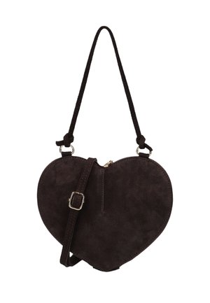 Donkerbruine suède handtas in hartvorm met verstelbare schouderriem en ritssluiting op witte achtergrond.