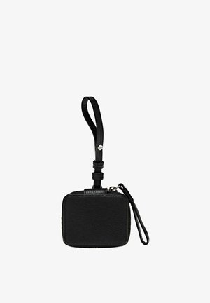 Sort læder firkantet håndledspung med lynlås og justerbar strop, der er snoet øverst mod hvid baggrund.