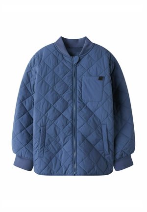 Veste matelassée bleu foncé, avec une fermeture éclair sur le devant, une petite poche poitrine et des poignets côtelés. Le design comprend des coutures en forme de diamant.