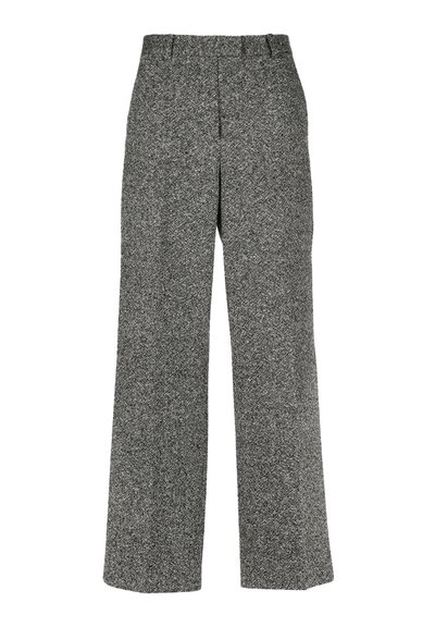 Sive, teksturirane široke hlače s visokim strukom i suptilnim uzorkom riblje kosti. Elastična traka u struku za udobnost i oblikovani kroj.