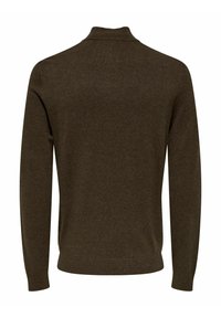 Jersey marrón oscuro con cuello alto, mangas largas, puños y dobladillo acanalados. Fabricado en una suave tela texturizada sin patrones ni adornos visibles.