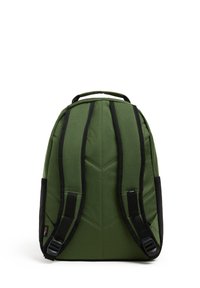 Mochila verde con tela texturizada, forma curva, correas acolchadas para los hombros y detalles en negro. Cuenta con un asa superior para facilitar su transporte.