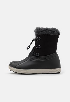 Botte d’hiver noire avec semelle grise, lacets à l’avant et doublure intérieure moelleuse pour protection contre le froid.