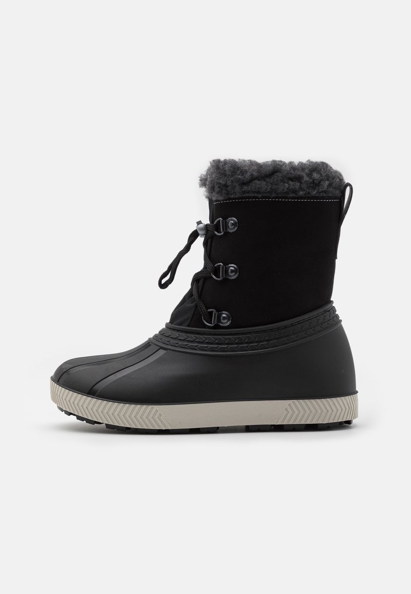 Botte d’hiver noire avec semelle grise, lacets à l’avant et doublure intérieure moelleuse pour protection contre le froid.