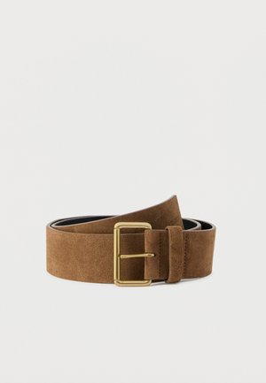 Ceinture en daim marron à la texture lisse, dotée d'une boucle rectangulaire en métal doré et d'un design simple. La boucle est centrée sur la lanière.