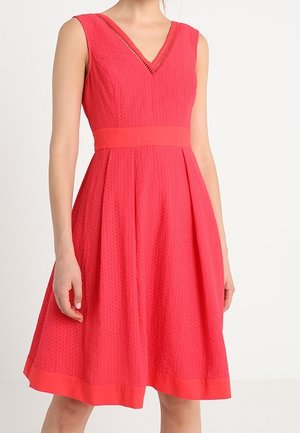 Strakke rode jurk met gestructureerde stof, V-hals en een contrasterende tailleband. Uitstaande rok met een effen zoom aan de onderkant.