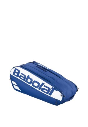 Borsa da tennis Babolat blu e bianca con più scomparti con cerniera e maniglie per il trasporto su sfondo bianco.
