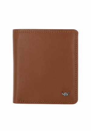Portefeuille bifold en cuir marron avec couture visible et petit emblème argenté dans le coin inférieur droit sur fond blanc.
