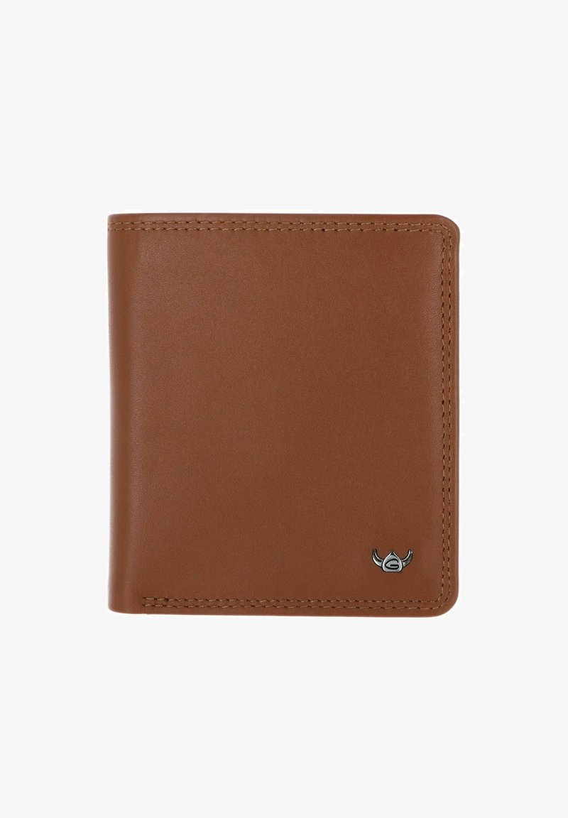 Portefeuille bifold en cuir marron avec couture visible et petit emblème argenté dans le coin inférieur droit sur fond blanc.