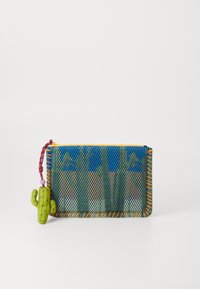 Bunte Netztasche mit Blumenmuster, gelb-orangefarbener Verzierung, rotem Reißverschluss und grünem Kaktusschmuck. Glatte Textur, rechteckige Form.