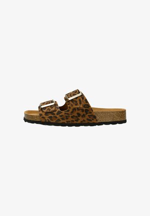 Sandali in stampa leopardata con due fibbie regolabili, soletta in sughero e suola in gomma nera testurizzata per una maggiore aderenza. Design piatto, punta aperta.