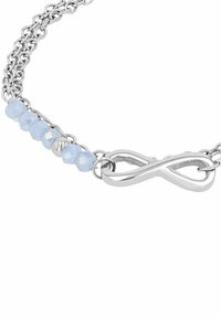 Pulsera de cadena de plata con un centro en forma de símbolo de infinito. Presenta cuentas facetadas de color azul claro y acentos de plata lisa.