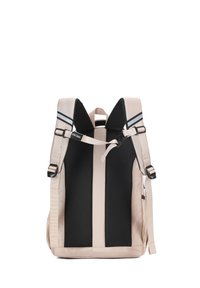Sac à dos beige et noir avec dos en mesh, sangles réglables et accents réfléchissants. Présente une forme structurée et du matériel robuste.
