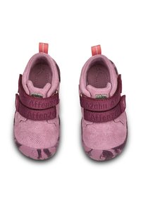 Chaussures pour enfants dans des nuances de rose et de bordeaux, présentant un tissu texturé avec des motifs de feuilles, deux bandes Velcro et des embouts renforcés.