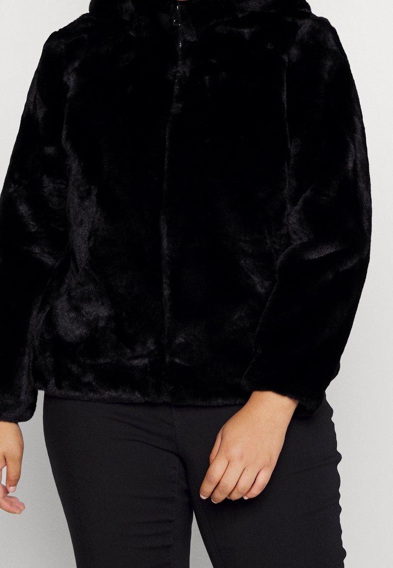 Zwarte jas van nepbont met een hoge kraag, volledige ritssluiting en lange mouwen. Het materiaal heeft een zachte, fluweelachtige textuur en een gladde afwerking.