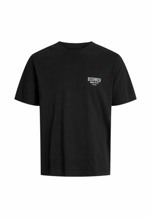 Juodas medvilnės marškinėliai trumpomis rankovėmis, apvaliu kaklu ir maža balta "BUSHWICH" teksto grafika kairėje krūtinės pusėje. Paprastas, vientisas dizainas.