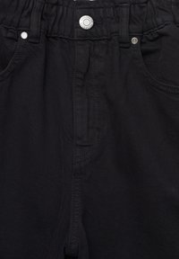 Pantaloni di cotone neri con vita elasticizzata, dotati di tasche frontali e bottone a scatto in metallo. Texture liscia e cuciture resistenti.