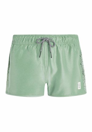 Shorts de bain vert clair avec une taille élastique, un cordon noir et blanc, et des panneaux latéraux perforés, arborant une patch logo au niveau de l'ourlet.