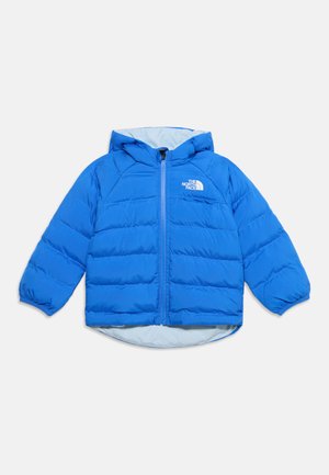 Blauwe gewatteerde kinderjas met capuchon, ritssluiting aan de voorkant en The North Face-logo op de linkerborst.